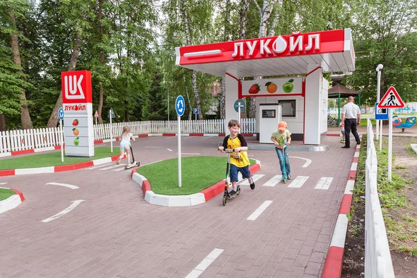 22 juni 2019, Ufa, Rusland: kinderen op scooters en fietsen rijden op het opleidingsgebied voor het leren van de verkeersregels. Veiligheidsconcept voor weggebruikers en kinderen — Stockfoto