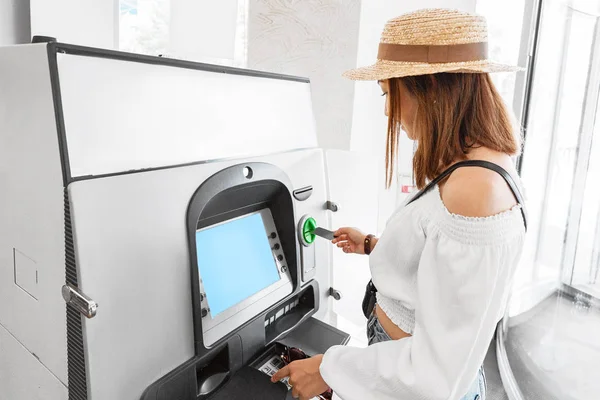 Atm. Finans ve nakit akışı kavramı plastik banka kartı kullanarak para çekme kadın — Stok fotoğraf