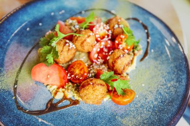 Tabakta domatesli taze falafel. Geleneksel Orta Doğu vejetaryen yemeği