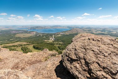Yaban hayatı rezervorman ile kaplı düşük dağlar ile Peyzaj