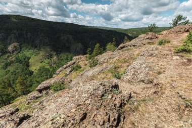Yaban hayatı rezervorman ile kaplı düşük dağlar ile Peyzaj