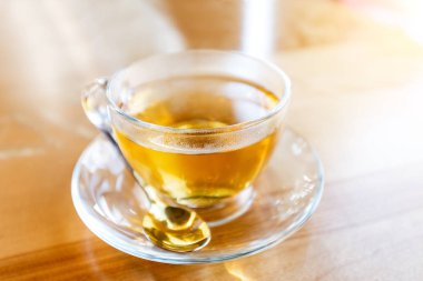 Bir masada bir fincan bitkisel çay