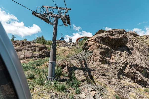 Teleférico en las montañas lleva a los turistas a la plataforma de observación con fines recreativos — Foto de Stock