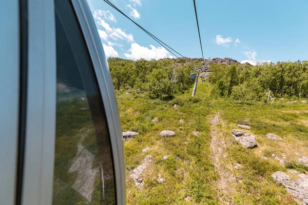 Teleférico en las montañas lleva a los turistas a la plataforma de observación con fines recreativos — Foto de Stock