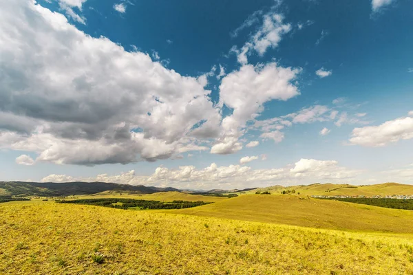 Çimenli tepe ve renkli gökyüzü ile pastoral minimalist rahatlatıcı manzara — Stok fotoğraf