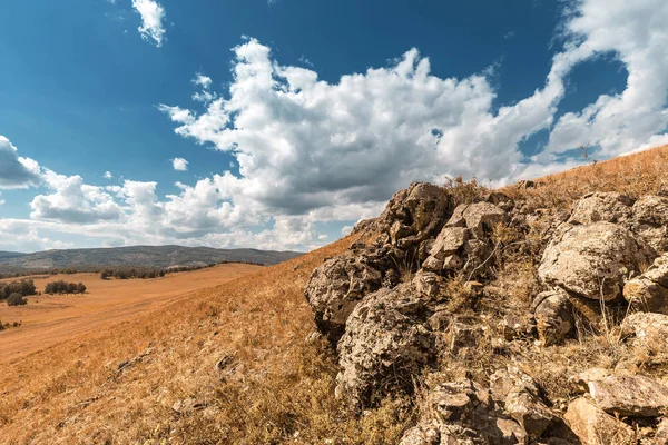 Idylliskt minimalistiskt avkopplande landskap med gräs besk backe och färgglad himmel — Stockfoto