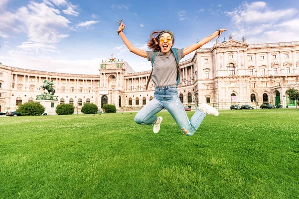 Happy Asian kobieta skoki w Wiedniu w pobliżu Hofburg budynku. Koncepcja sukcesu i radości i podróży — Zdjęcie stockowe