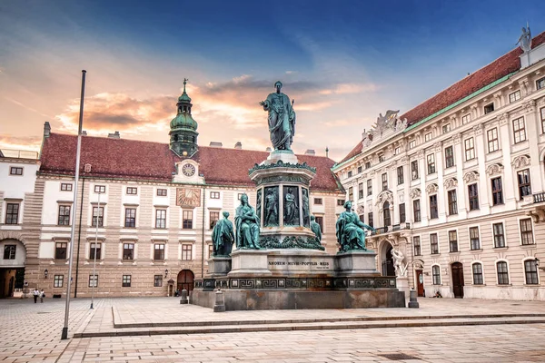 Vista del paisaje urbano al atardecer con la Estatua del Káiser Franz I en el patio del Palacio Imperial de Hofburg en Viena, Austria — Foto de Stock