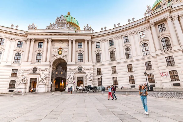 19 Temmuz 2019, Viyana, Avusturya: Michaelerplatz meydanından ünlü Hofburg Sarayı kapıları görünümü — Stok fotoğraf