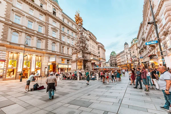 19 juillet 2019, Vienne, Autriche : Colonne sur la peste et touristes dans la rue piétonne Graben — Photo