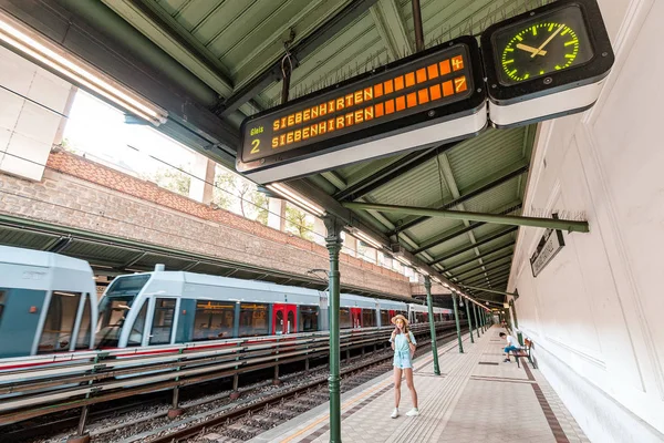 19 июля 2019 года, Вена, Австрия: станция метро у метро U-образной транспортной системы — стоковое фото