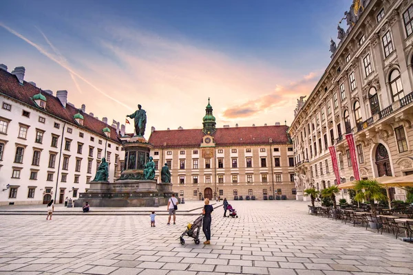 19 de julio de 2019, Viena, Austria: Vista del paisaje urbano al atardecer con la Estatua del Káiser Francisco I en el patio del Palacio Imperial de Hofburg en Viena, Austria — Foto de Stock