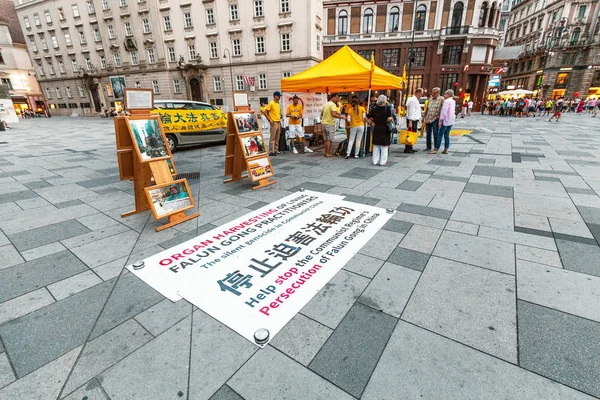 19 július 2019, Bécs, Ausztria: rally tagjainak egy kínai vallási szervezet Falun Gong — Stock Fotó