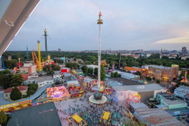 20 Temmuz 2019, Viyana, Avusturya: Wien Prater eğlence parkı, dönme dolabın tepesinden havadan görünüm