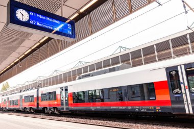 21 Temmuz 2019, Viyana, Avusturya: S-bahn şehir treni yolcular için bir platformda bekliyor
