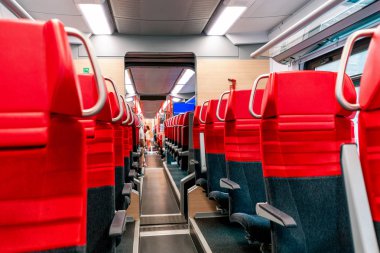 Birinci sınıfta boş koltuklarile iç tren