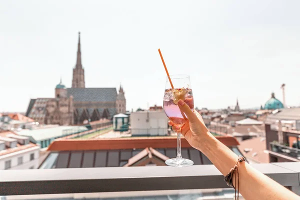 Mano con copa de cóctel con vista panorámica de Viena al fondo —  Fotos de Stock