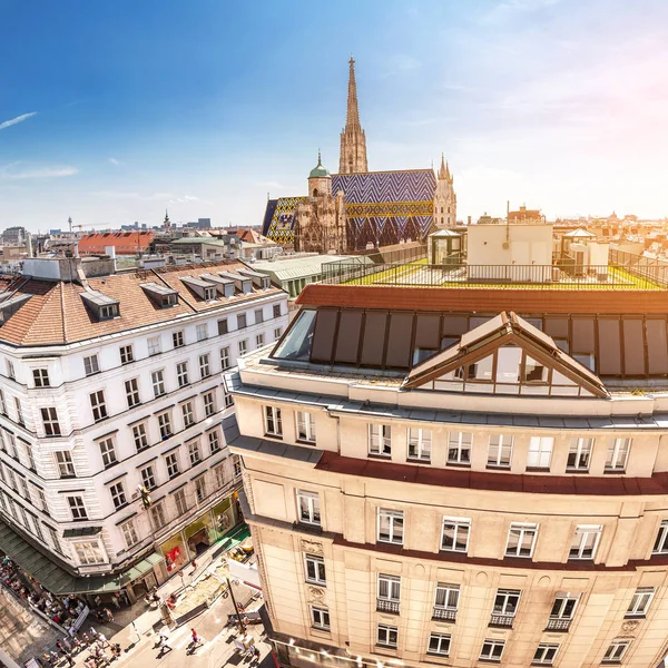 Luftaufnahme der Hausdächer und der architektonischen Hauptattraktion Wiens - der Kathedrale des Hl. Stehen. Blick auf die Skyline der Stadt — Stockfoto