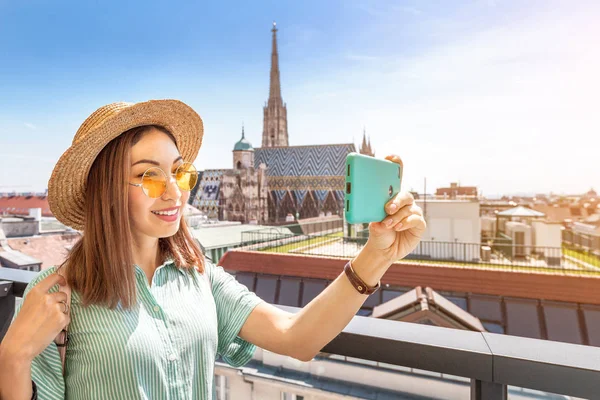 Viyana'da seyahat ederken Saint Stephen katedrali ile fotoğraf çeken genç kadın Asyalı turist — Stok fotoğraf