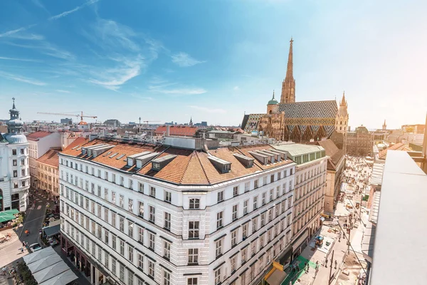 Luftaufnahme der Hausdächer und der architektonischen Hauptattraktion Wiens - der Kathedrale des Hl. Stehen. Blick auf die Skyline der Stadt — Stockfoto