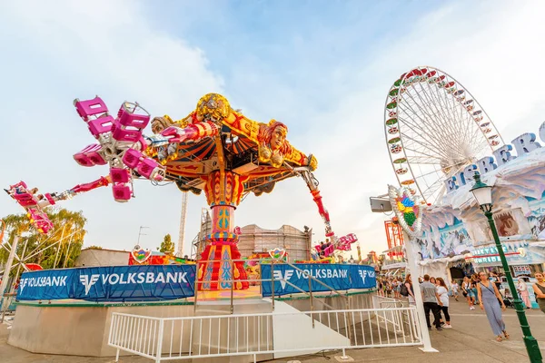 20 július 2019, Bécs, Ausztria: Fun felnőttek és gyermekek látnivalók a legendás Prater Park Bécsben — Stock Fotó