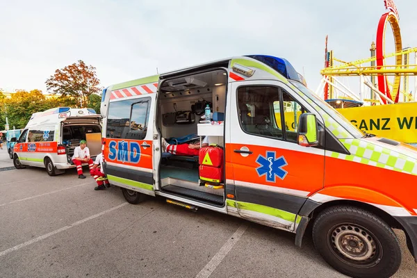 20 juli 2019, Wenen, Oostenrijk: ambulance auto in dienst bij Prater Park bij public event — Stockfoto