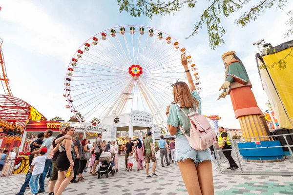 20. červenec 2019, Vídeň, Rakousko: šťastná žena u kola Ferris v zábavním parku Prater — Stock fotografie