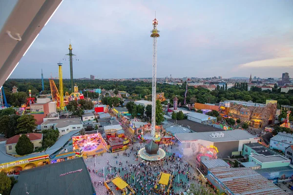 20 lipca 2019, Wiedeń, Austria: Wiedeński park rozrywki Prater, widok z lotu ptaka z góry Diabelski Młyn — Zdjęcie stockowe