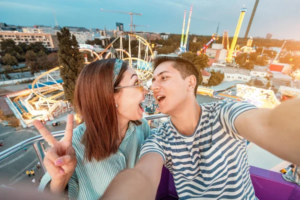 Loving blandade Race par kramas och rida på pariserhjulet och ta en selfie foto under helgen på nöjesparken. Datum och relation — Stockfoto