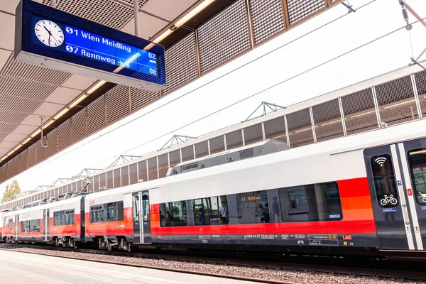 21 Temmuz 2019, Viyana, Avusturya: S-bahn şehir treni yolcular için bir platformda bekliyor — Stok fotoğraf
