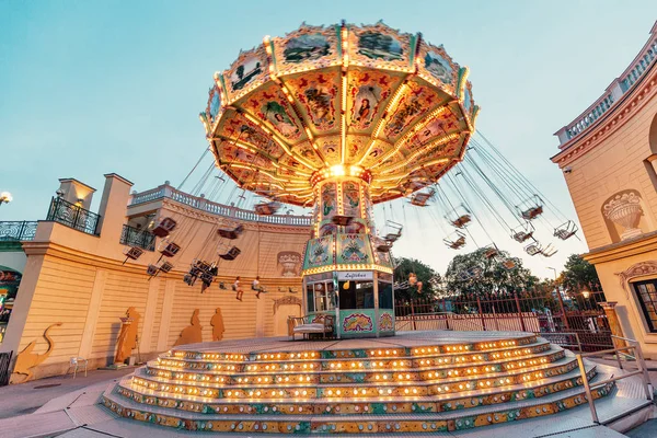 20 Ιουλίου 2019, Βιέννη, Αυστρία: φωτισμένο καρουσέλ στο πάρκο Πράτερ, θαμπό κίνηση μεγάλης έκθεσης — Φωτογραφία Αρχείου