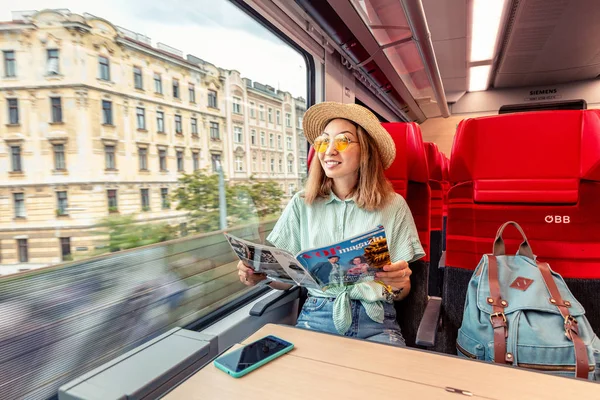 21 Julio 2019, Viena, Austria: viajera pasajera leyendo revista en tren QBB en Viena — Foto de Stock