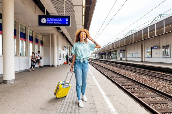 21 de julio de 2019, Viena, Austria: Mujer con equipaje esperando su tren en una plataforma — Foto de Stock