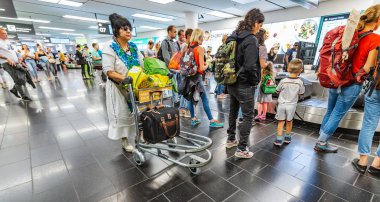 19 Temmuz 2019, Viyana havaalanı, Avusturya: Havaalanı terminalinde bagajlarını alan yolcular