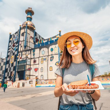 Viyana'da Avusturya lezzetli sosis wurst tatma Mutlu asyalı kadın