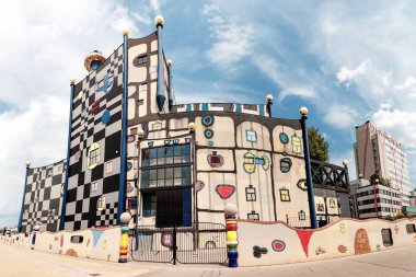 19 Temmuz 2019, Viyana, Avusturya: Ünlü Hundertwasser mimarlık binası Spittelau çöp yakma fabrikası