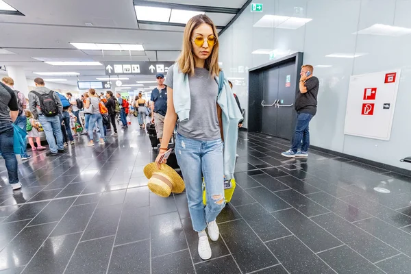 19. červenec 2019, Vídeň, Rakousko: cestující, kteří si berou zavazadla na letištní terminál — Stock fotografie