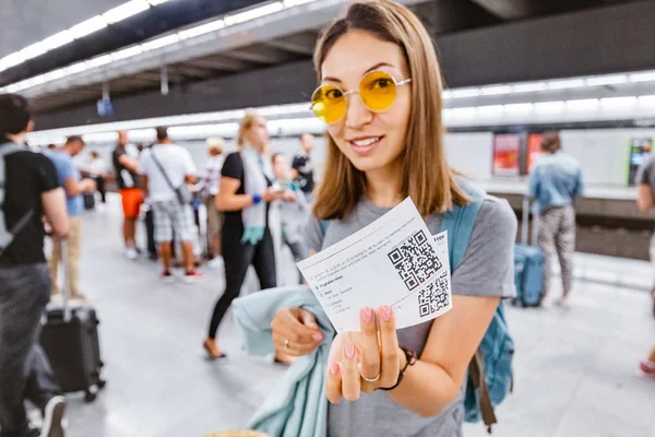Cestenka se zavazadly a kufříkem s lístkem na vlak nebo metrem s kódem QR — Stock fotografie
