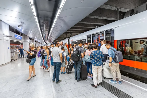 19 Julho 2019, Aeroporto de Viena, Áustria: Passageiros na estação de trem do metrô — Fotografia de Stock