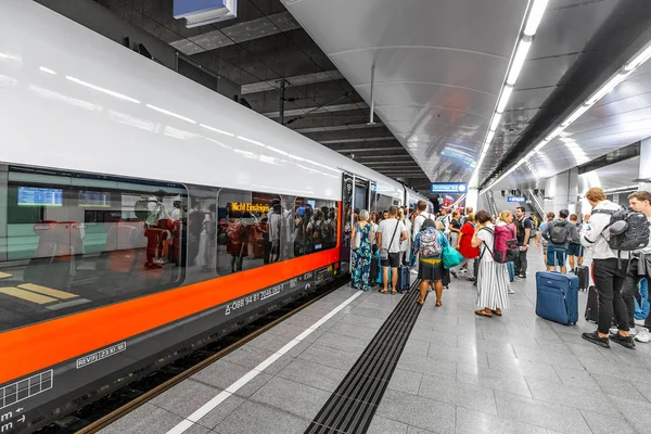 19 Temmuz 2019, Viyana havaalanı, Avusturya: Metro istasyonundayolcular — Stok fotoğraf