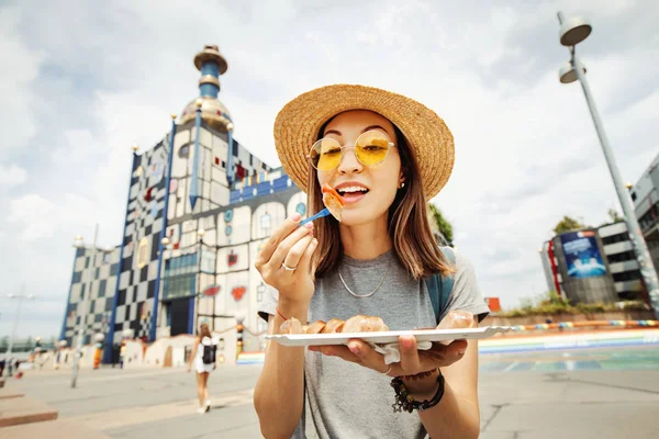 Feliz mujer asiática degustación austriaca deliciosas salchichas wurst en Viena —  Fotos de Stock