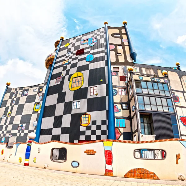 19 de julio de 2019, Viena, Austria: Famoso edificio de arquitectura Hundertwasser Fábrica de incineración de basura Spittelau — Foto de Stock