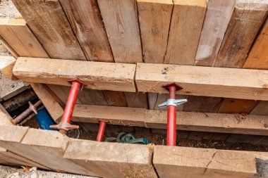 Toprak için ahşap spacers kullanarak şehirde polipropilen su borularının değiştirilmesi onarım çalışmaları