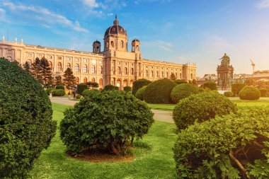 Gün batımında Viyana'daki Maria Theresien Meydanı'ndaki Güzel Sanatlar Müzesi'nin panoramik şehir manzarası, Avusturya'da seyahat simgesi konsepti
