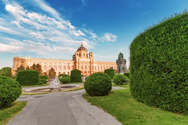 Gün batımında Viyana'daki Maria Theresien Meydanı'ndaki Güzel Sanatlar Müzesi'nin panoramik şehir manzarası, Avusturya'da seyahat simgesi konsepti