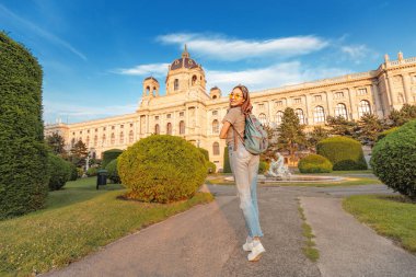 Viyana Sanat Tarihi Müzesi yakınında Happy Young Asyalı kadın turist veya öğrenci