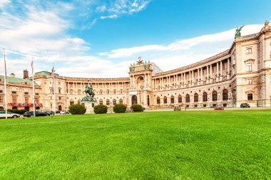 13. yüzyıldan beri Habsburg İmparatorluk Sarayı'nın ikametgahı olarak hizmet veren Hofburg Sarayı kompleksi, şimdi Avusturya Cumhurbaşkanlığı İdaresi ve müze odalarına ev sahipliği yapmaktadır.
