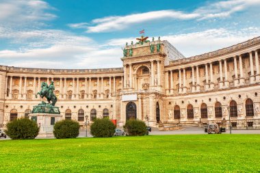 13. yüzyıldan beri Habsburg İmparatorluk Sarayı'nın ikametgahı olarak hizmet veren Hofburg Sarayı kompleksi, şimdi Avusturya Cumhurbaşkanlığı İdaresi ve müze odalarına ev sahipliği yapmaktadır.