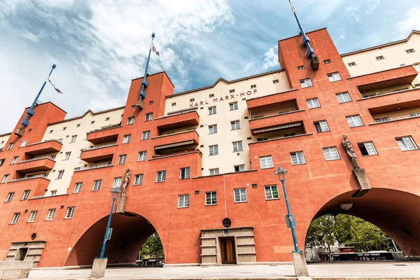 19 juli 2019, Wien, Österrike: Karl Marx Hof byggnaden är den längsta residenta byggnaden i världen — Stockfoto