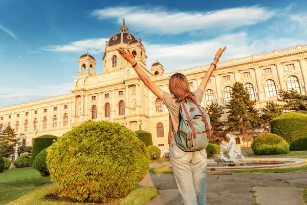 Счастливая молодая туристка или студентка возле музея истории искусств в Вене — стоковое фото
